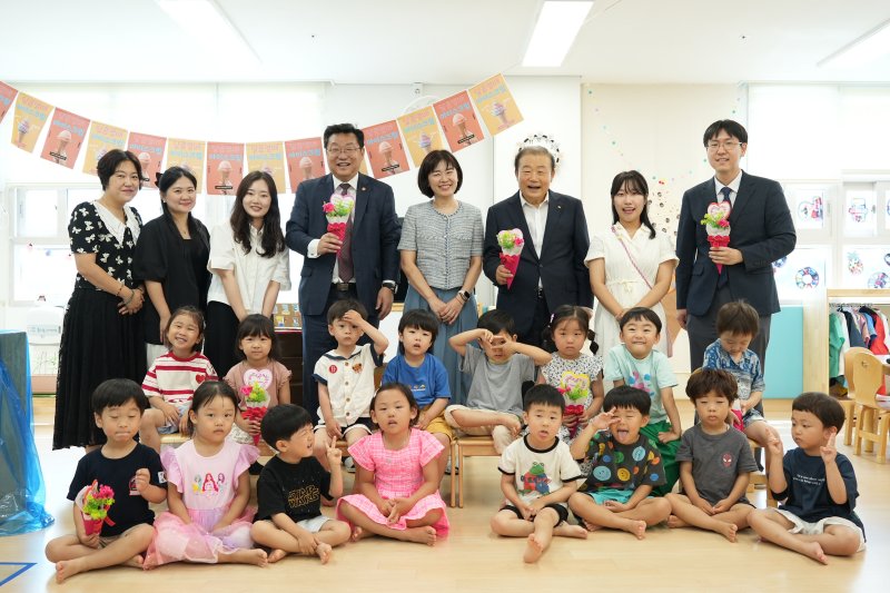 주형환 저출산고령사회위원회 부위원장(뒷줄 왼쪽 네번째)과 양재생 바카라 가상 머니 사이트 회장(뒷줄 오른쪽 세번재)이 7일 명지 직장어린이집을 방문해 원생들과 기념사진을 촬영하고 있다. 바카라 가상 머니 사이트 제공