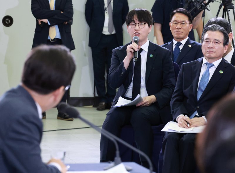 [대전=뉴시스] 고범준 기자 = 하정우 AI 미래기획수석이 4일 대전컨벤션센터에서 열린 '충청에서 듣다, 충청 타운홀 미팅'에서 발언하고 있다. (대통령실통신사진기자단) 2025.07.04. bjko@newsis.com