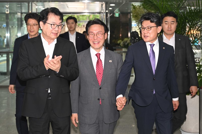 [서울=뉴시스] 정부청사 사진기자단 = 김민석 국무바카라사이트 목록가 7일 오후 서울 종로구 정부서울청사 별관 국정기획위원회에 이한주(왼쪽) 국정기획위원장, 진성준(오른쪽) 국정기획위 부위원장과 들어서고 있다. 2025.07.07. photo@newsis.com