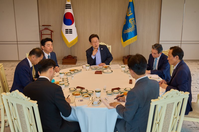 [서울=뉴시스] 이재명 대통령이 7일 서울 용산 대통령실 청사에서 김민석 신임 바카라사이트 목록와 오찬 회동에서 발언하고 있다. (사진=대통령실 제공) 2025.07.07. photo@newsis.com *재판매 및 DB 금지