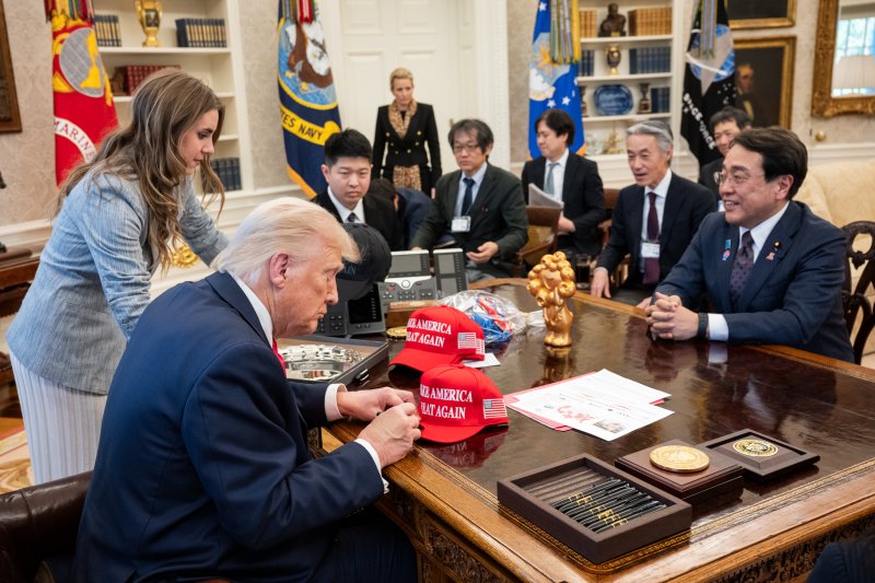 지난 4월 16일(현지시간) 도널드 트럼프 미국 대통령이 워싱턴DC 백악관 집무실에서 아카자와 료세이 일본 경제재생상과 만나 관세 협상 전 자신의 '마가(MAGA, 미국을 다시 위대하게' 모자에 서명하고 있다.(출처 백악관) ⓒ News1 류정민 특파원