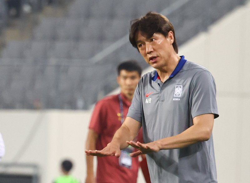[용인=뉴시스] 박주성 기자 = 홍명보 한국 축구국가대표팀 감독이 7일 경기 용인 미르스타디움에서 열린 2025 EAFF(동아시아축구연맹) E-1 챔피언십(동아시안컵) 한국 대 중국과 경기에서 전술지시를 하고 있다. 2025.07.07. park7691@newsis.com