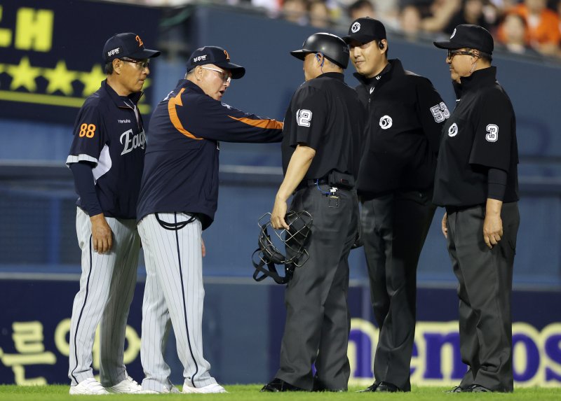 [서울=뉴시스] 이영환 기자 = 27일 오후 서울 송파구 잠실야구장에서 열린 2025 프로야구 한화 이글스와 LG 트윈스의 경기, 7회말 한화 김경문 감독이 LG 이영빈의 체크 스윙 관련 심판에게 어필을 하고 있다. 2025.05.27. 20hwan@newsis.com