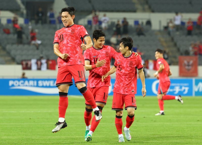 [용인=뉴시스] 박주성 기자 = 7일 경기 용인 미르스타디움에서 열린 2025 EAFF(동아시아축구연맹) E-1 챔피언십(동아시안컵) 한국 대 중국과 경기에서 한국 이동경이 선취골을 넣고 기뻐하고 있다. 2025.07.07. park7691@newsis.com