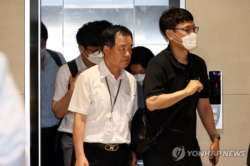삼부토건 압수수색 중 이동하는 특검팀 (출처=연합뉴스)