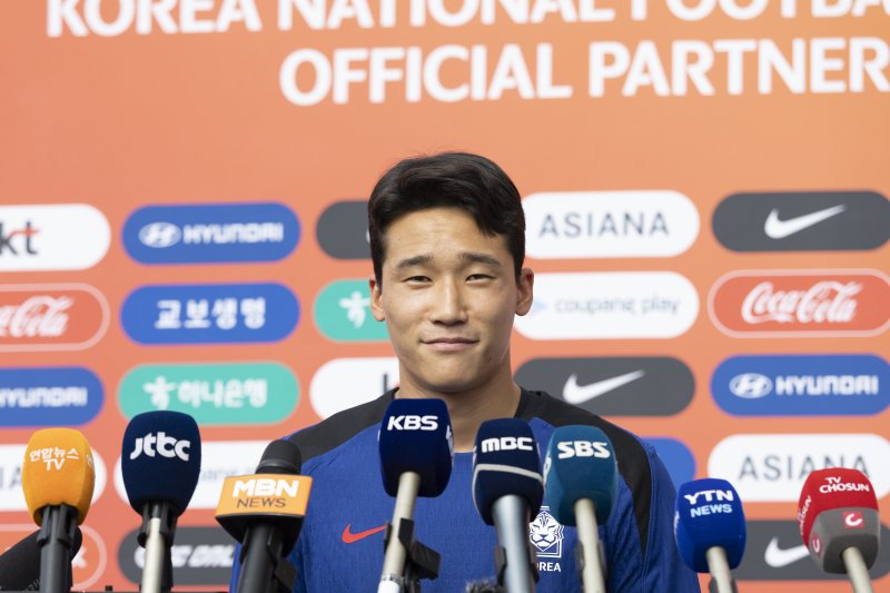 [성남=뉴시스] 김근수 기자 = 대한민국 축구 국가대표팀 이태석이 3일 오후 경기 성남종합운동장에서 훈련 전 인터뷰에서 취재진 질문에 답하고 있다. 동아시아 축구연맹(EAFF) E-1 챔피언십'(동아시안컵)에 출전하는 남자대표팀은 오는 7일 오후 8시 중국과의 개막전을 시작으로 11일 오후 8시 홍콩, 15일 오후 7시 24분 일본과 차례로 용인미르스타디움에서 경기를 치른다. 2025.07.03. ks@newsis.com