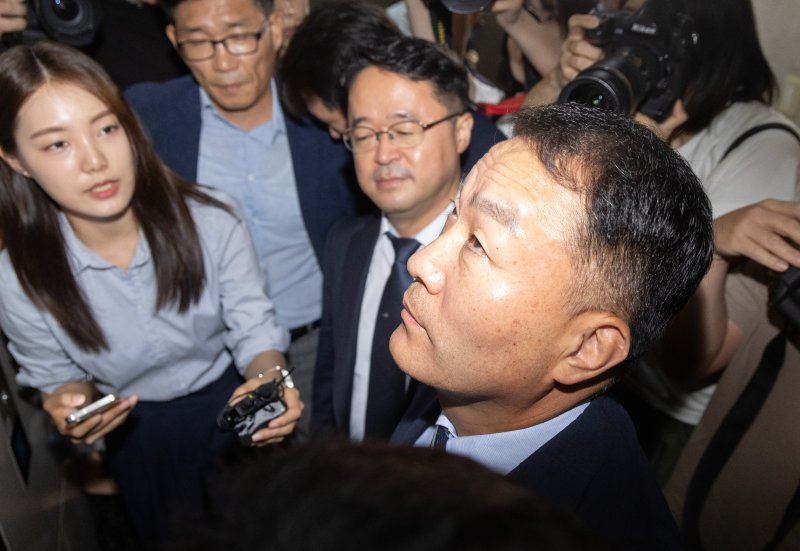 [서울=뉴시스] 황준선 기자 = 김계환 전 해병대사령관이 7일 오전 서울 서초구 이명현 순직 해병 특별검사 사무실에서 열린 소환 온라인 바카라사이트 추천에 출석하고 있다. 2025.07.07. hwang@newsis.com
