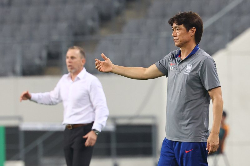 [용인=뉴시스] 박주성 기자 = 홍명보(오른쪽) 한국 축구국가대표팀 안전한 바카라 사이트과 데얀 주르예비치 중국 축구대표팀 안전한 바카라 사이트이 7일 경기 용인 미르스타디움에서 열린 2025 EAFF(동아시아축구연맹) E-1 챔피언십(동아시안컵) 한국 대 중국과 경기에서 경기장을 바라보고 있다. 2025.07.07. park7691@newsis.com