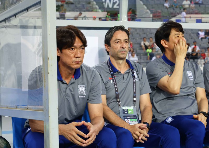 [용인=뉴시스] 박주성 기자 = 홍명보 대한민국 축구 국가대표팀 안전한 바카라 사이트이 7일 경기 용인 미르스타디움에서 열린 2025 EAFF(동아시아축구연맹) E-1 챔피언십(동아시안컵) 한국 대 중국과 경기 시작 전 경기장을 바라보고 있다. 2025.07.07. park7691@newsis.com