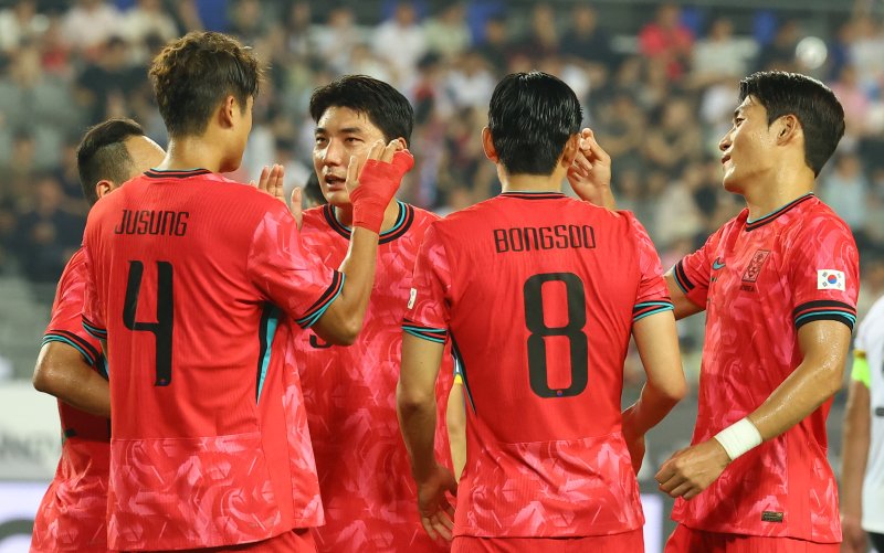 [용인=뉴시스] 박주성 기자 = 7일 경기 용인 미르스타디움에서 열린 2025 EAFF(동아시아축구연맹) E-1 챔피언십(동아시안컵) 한국 대 안전한 바카라 사이트과 경기, 한국 김주성이 팀의 세번째 골을 넣고 선수들과 기쁨을 나누고 있다. 2025.07.07. park7691@newsis.com