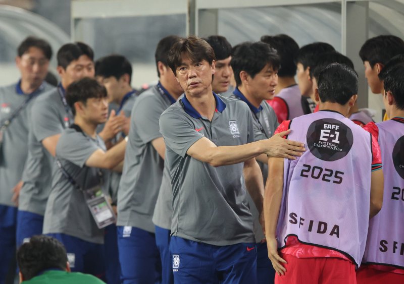 홍명보 대한민국 축구 국가대표팀 감독이 7일 오후 경기 용인시 처인구 용인미르스타디움에서 열린 2025 동아시아축구연맹(EAFF) E-1 챔피언십 남자부 대한민국과 중국의 경기에서 3대0으로 승리 후 선수들을 격려하고 있다. 2025.7.7/뉴스1 ⓒ News1 김영운 기자