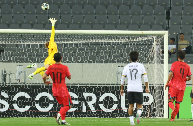 “축구는 공으로 하는 거야, 꿈으로 하는 게 아니야" 홍명보호, 중국에 3-0 한 수 지도