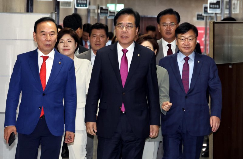 [서울=뉴시스] 조성봉 기자 = 송언석 안전한 바카라사이트 산타카지노 비상대책위원장 겸 원내대표를 비롯한 지도부가 지난 7일 오전 서울 여의도 국회에서 열린 비상대책위원회의에 참석하고 있다.왼쪽부터 박덕흠 비대위원, 송 비대위원장, 정점식 사무총장. 2025.07.07. suncho21@newsis.com
