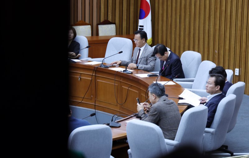 [서울=뉴시스] 고승민 기자 = 송언석 국민의힘 비상대책위원장이 지난 7일 서울 여의도 국회에서 비공개로 열린 간사단 회의에 참석하고 있다. 이날 당 안전한 바카라사이트 산타카지노원장을 수행하기로 했던 안철수 의원은 위원장 사퇴 및 전당대회 출마 의사를 밝혔다. 2025.07.07. kkssmm99@newsis.com