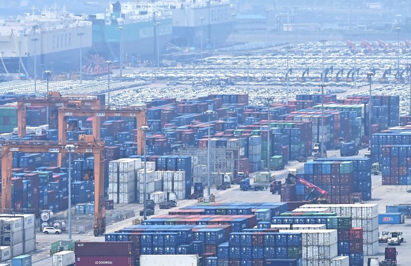 [평택=뉴시스] 김종택 기자 = 7일 경기 평택시 포승읍 평택항에 컨테이너가 쌓여있는 모습. 2025.07.07. jtk@newsis.com