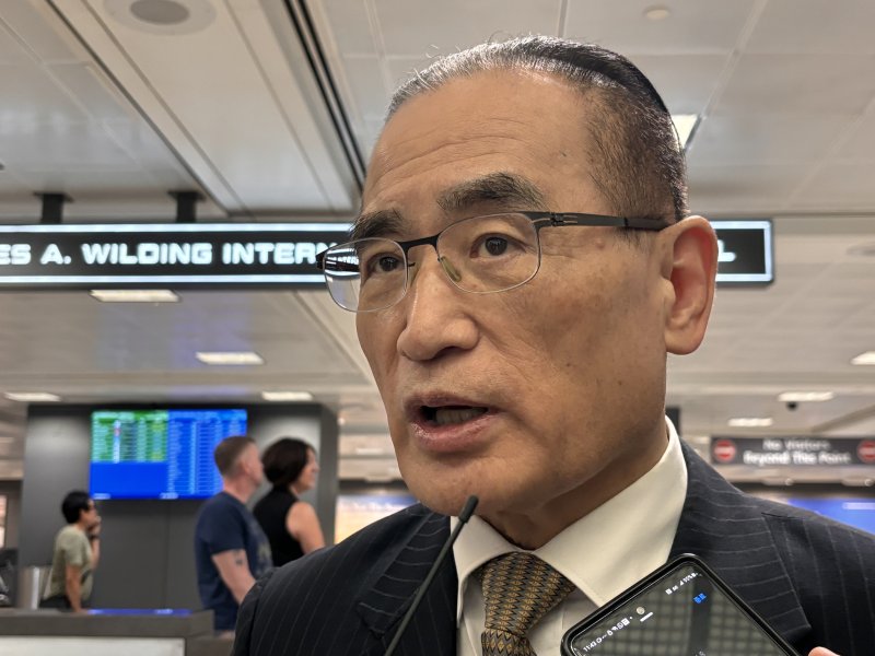 [워싱턴=뉴시스]이윤희 특파원 = 도널드 트럼프 미국 행정부 상호관세 유예조치 만료가 임박한 가운데 위성락 대통령실 국가안보실장이 6일(현지 시간) 미 워싱턴DC 인근 덜레스국제공항으로 입국하며 특파원들 질문에 답하고 있다. 2025.07.07.