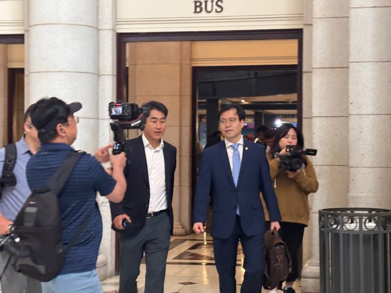 [워싱턴=뉴시스]이윤희 특파원 = 도널드 트럼프 미국 행정부 상호관세 유예 만료 시한이 임박하면서 불확실성이 고조되는 가운데, 여한구 산업통상자원부 통상교섭본부장이 5일(현지 시간) 미국 워싱턴DC 유니언 스테이션에 도착하고 있다. 2025.07.06.