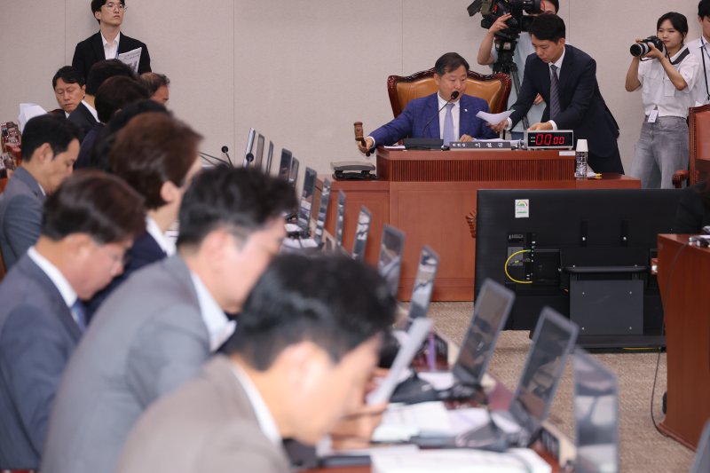 이철규 국회 산업통상자원중소벤처기업위원회 위원장이 4일 오전 서울 여의도 국회에서 열린 제426회국회(임시회) 제2차 전체회의에서 의사봉을 두드리고 있다. 산자위는 오는 15일 한성숙 중소벤처기업부 장관 후보자 인사청문회를 실시하기로 했다. 2025.7.4/뉴스1 ⓒ News1 안은나 기자