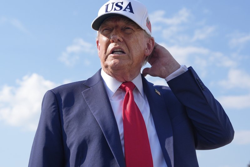 [앤드루스합동기지=AP/뉴시스]도널드 트럼프 대통령이 지난 3일(현지 시간) 메릴랜드주 앤드루스합동기지에서 대통령 전용기에 탑승하기 앞서 취재진 질문에 답변하고 있다. 2025.07.04.