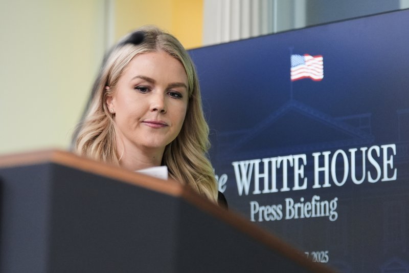 [워싱턴=AP/뉴시스]캐롤라인 레빗 백악관 대변인이 7일(현지 시간) 정례브리핑에서 취재진 질문을 듣고 있다. 2025.07.08.