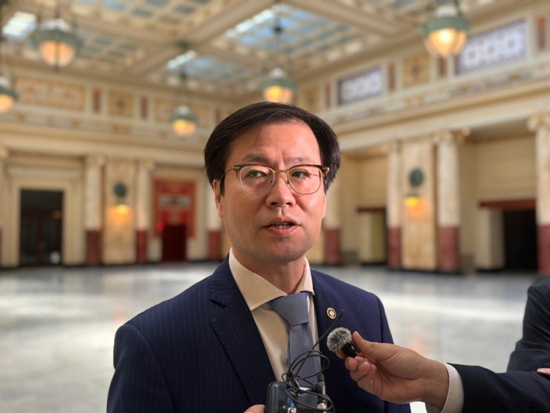 [워싱턴=뉴시스]이윤희 특파원 = 도널드 트럼프 미국 행정부 상호관세 유예 만료 시한이 임박하면서 불확실성이 고조되는 가운데, 여한구 산업통상자원부 통상교섭본부장이 5일(현지 시간) 미국 워싱턴DC 유니언 스테이션에 도착해 특파원들 질문에 답하고 있다. 2025.07.06.