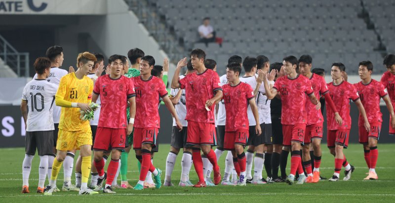 대한민국 축구 국가대표팀 선수들이 7일 오후 경기 용인시 처인구 용인미르스타디움에서 열린 2025 동아시아축구연맹(EAFF) E-1 챔피언십 남자부 대한민국과 중국의 경기에서 3대0으로 승리 후 기뻐하고 있다. 2025.7.7/뉴스1 ⓒ News1 김영운 기자