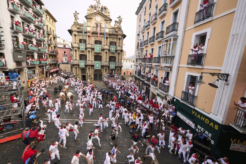 [팜플로나=AP/뉴시스] 7일(현지 시간) 스페인 팜플로나에서 열린 연례 산 페르민 축제 중 황소와 달리기(엔시에로) 참가자들이 골목길을 달리고 있다. 2025.07.07.