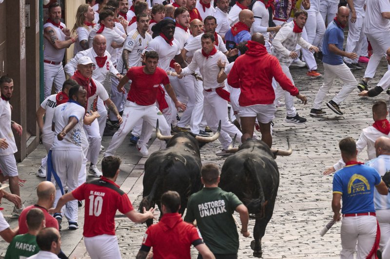 [팜플로나=AP/뉴시스] 7일(현지 시간) 스페인 팜플로나에서 열린 연례 산 페르민 축제 중 황소와 달리기(엔시에로) 참가자들이 골목길을 달리고 있다. 2025.07.07.