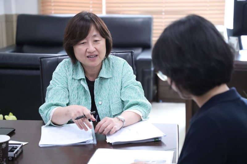 업무 보고 받는 최안나 신임 강릉의료원장 (출처=연합뉴스)
