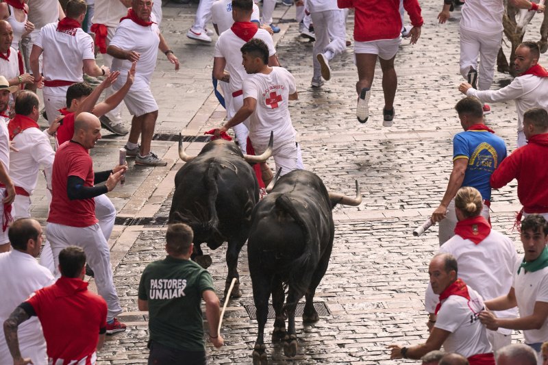 [팜플로나=AP/뉴시스] 7일(현지 시간) 스페인 팜플로나에서 열린 연례 산 페르민 축제 중 황소와 달리기(엔시에로) 참가자들이 골목길을 달리고 있다. 2025.07.07.