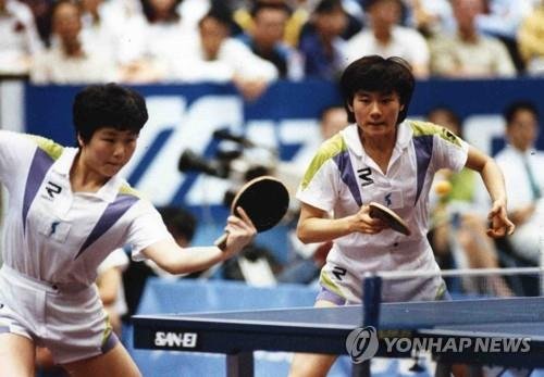 '원조 남북 단일팀' 탁구의 현정화(오른쪽)와 북한 이분희 (출처=연합뉴스)