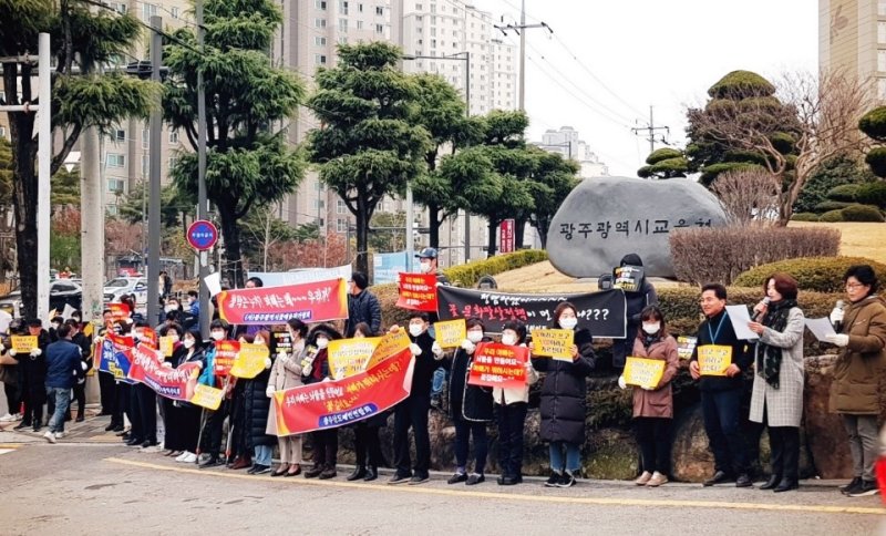 한국화훼협회 광주시지회가 지난 2019년 3월 26일 오전 7시쯤 서구 화정동 광주시교육청 정문 앞에서 "'청렴'이라는 가시성 행정을 위해 시교육청이 화훼업계 소상공인을 억압하고 있다"며 기자회견을 하고있다./뉴스1 ⓒ News1