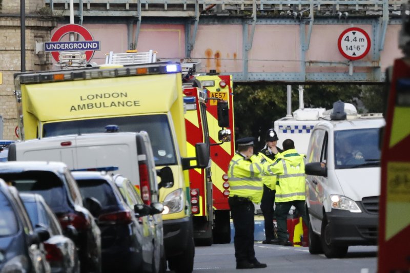 【런던=AP/뉴시스】 2017년9월15일에도 영국 런던 의 '파슨스 그린' 지하철역에 정차해 있던 지하철에서 폭발물이 터져 역 앞에 구급차 및 경찰이 출동했다. 이 사고로 29명의 승객이 부상을 입었다. 2025.07.08.