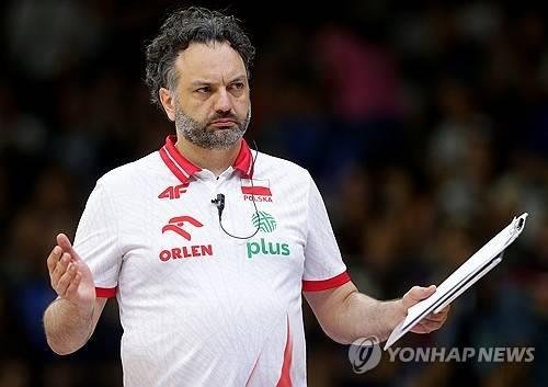 폴란드 여자배구 대표팀 사령탑인 스테파노 라바리니 감독 (출처=연합뉴스)