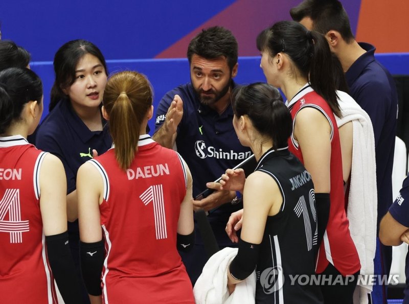 작년 VNL에서 한국 여자배구 대표팀 사령탑으로 작전 지시하는 곤살레스 감독(중앙). (출처=연합뉴스)
