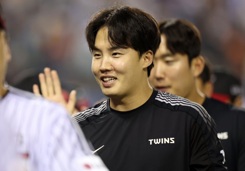 [서울=뉴시스] 이영환 기자 = 27일 오후 서울 송파구 잠실야구장에서 열린 2025 프로야구 한화 이글스와 LG 트윈스의 경기, 2-1로 승리를 거둔 LG 선발 임찬규가 기뻐하고 있다. 2025.05.27. 20hwan@newsis.com
