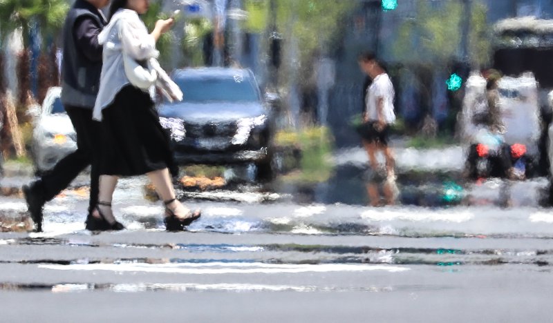 [제주=뉴시스] 우장호 기자 = 본격적인 더위를 알리는 절기 '소서(小暑)'인 7일 오후 제주시 건입동 인근 도로 위로 지열로 인한 아지랑이가 피어오르고 있다. 2025.07.07. woo1223@newsis.com