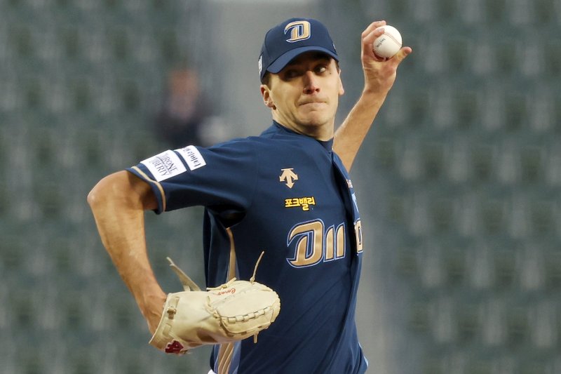 [서울=뉴시스] 조성우 기자 = 2일 오후 서울 송파구 잠실야구장에서 열린 2024 신한 쏠 뱅크 KBO리그 NC 다이노스와 LG 트윈스의 경기, NC 선발투수 카일 하트가 역투하고 있다. 2024.04.02. xconfind@newsis.com