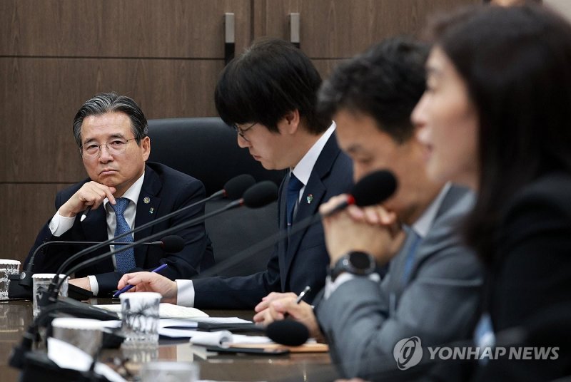 참석자 발언 듣는 김용범 정책실장 (출처=연합뉴스)