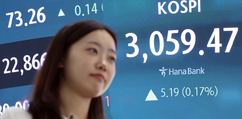 7일 오후 서울 중구 하나은행 본점 딜링룸 전광판에 코스피 종가 현황이 표시돼 있다. 2025.7.7/뉴스1 ⓒ News1 이동해 기자
