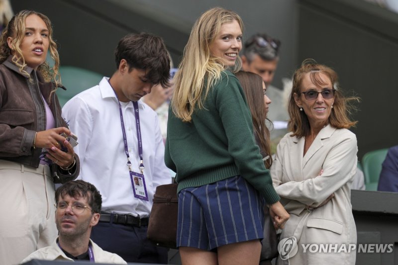 디미노어 경기 응원에 나선 볼터(가운데 반바지 입은 사람) (출처=연합뉴스)