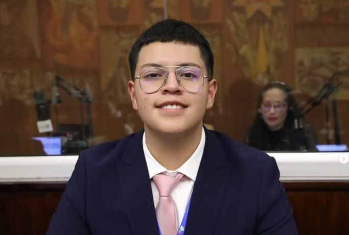 회의 중 그림 그렸다가...징계 위기 처한 '19세 국회의원'에 에콰도르 '시끌'