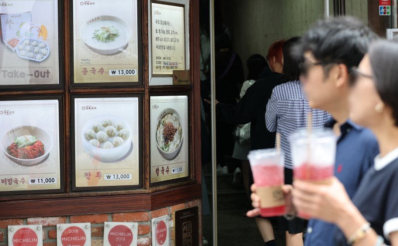 2일 서울 중구 명동거리의 한 식당에 음식 가격표가 붙어 있다. ⓒ News1 오대일 기자