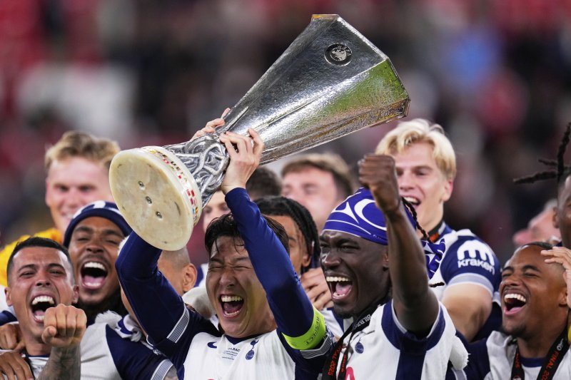 [빌바오=AP/뉴시스] 토트넘 홋스퍼의 손흥민이 21일(현지 시간) 스페인 빌바오의 산 마메스 스타디움에서 열린 2024-25 유럽축구연맹(UEFA) 유로파리그(UEL)에서 우승한 뒤 동료들과 함께 트로피를 들어 올리고 있다. 토트넘은 결승전에서 맨체스터 유나이티드를 1-0으로 꺾고 우승을 차지했으며, 손흥민은 생애 첫 우승컵을 들어 올렸다. 2025.05.22.