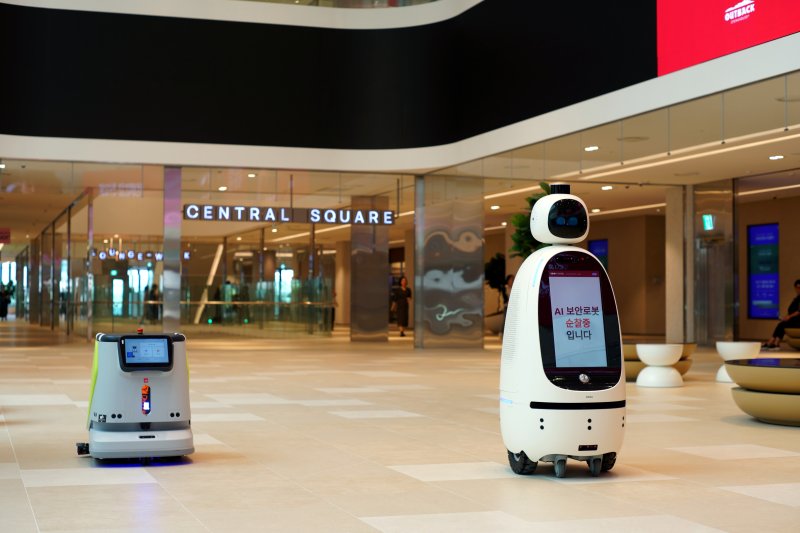 청소·순찰을 로봇이...KT에스테이트, 이스트폴에 '복합단지 로봇 인프라'