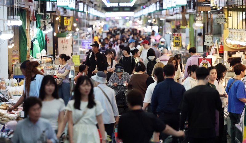 서울 마포구 망원시장이 장을 보는 시민들로 붐비고 있다. 새 정부 출범 후 마련된 첫 추가경정예산안에는 전 국민에게 15만~50만원을 지급하는 민생회복지원금, 1억 원 이하 빚을 갚지 못하고 있는 저소득 자영업자에 대한 최대 90% 채무 탕감 방안 등이 담겼다. 2025.6.19/뉴스1 ⓒ News1 오대일 기자