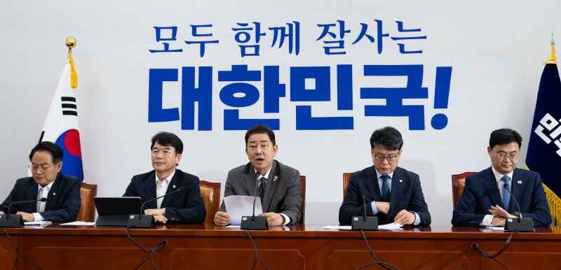 김병기 더불어민주당 당대표 직무대행 겸 원내대표가 8일 서울 여의도 국회에서 열린 원내대책회의에서 모두 발언을 하고 있다. 뉴스1
