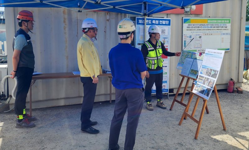 [광주=뉴시스] 광주시 폭염대비 건설 현장점검. (사진=광주시청 제공). photo@newsis.com *재판매 및 DB 금지