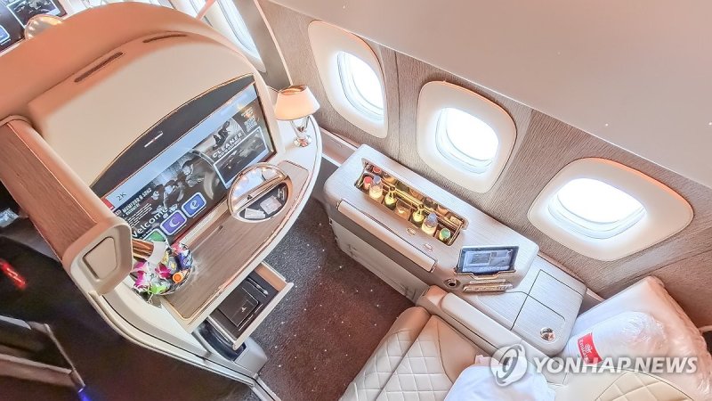 '블링블링' 여닫이문 있는 에미레이트항공 일등석 (출처=연합뉴스)