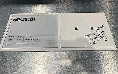 젠슨 황 엔비디아 CEO가 사인한 삼성 HBM3E 12단 (출처=연합뉴스)